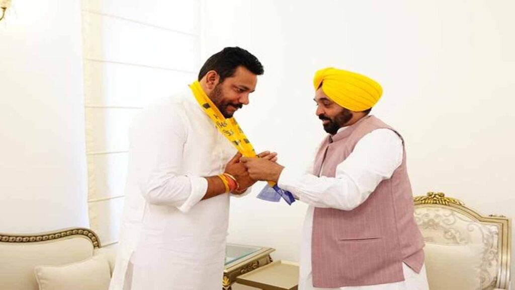 जालंधर में भाजपा को बड़ा झटका, आप में शामिल हुए रॉबिन सांपला, देखें तस्वीरें
