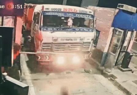 लाडोवाल टोल प्लाजा पर ट्रक ड्राइवर का हंगामा, बूम बैरियर तोड़ा – मारपीट और हमले के लगे आरोप