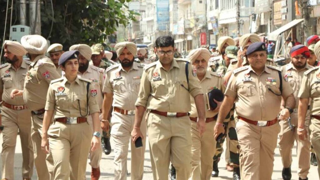 लोकसभा चुनाव को लेकर जालंधर देहात पुलिस ने करतारपुर इलाके में निकाला फ्लैग मार्च