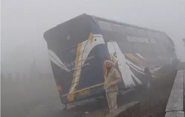 घने कोहरे के कारण जालंधर में हादसा, हाईवे के डिवाइडर पर चढ़ी बस, पढ़ें