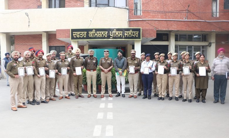 पुलिस कमिश्नर जालंधर ने उत्कृष्ट सेवाओं के लिए पुलिस अधिकारियों को किया सम्मानित
