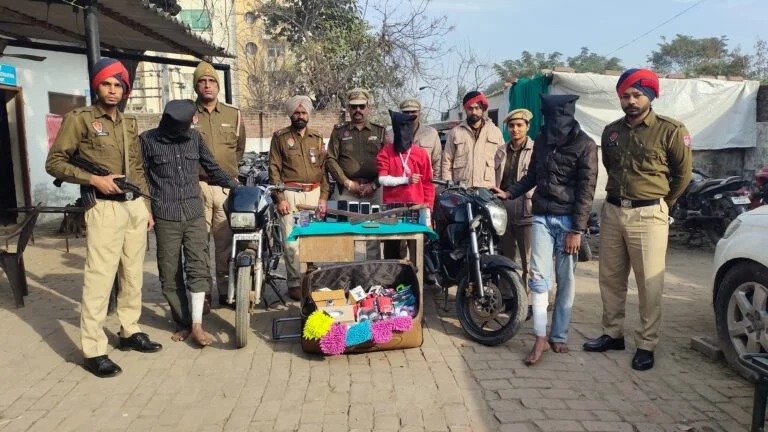 जालंधर : तेजधार हथियारों के बल पर लूटपाट करने वाले तीन आरोपी गिरफ्तार, पुलिस ने बरामद किया सामान