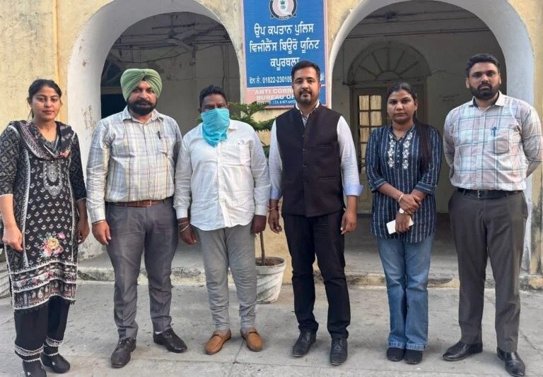 पंजाब: विजीलेंस ब्यूरो ने कपूरथला में पंचायत सचिव को 15,000 रुपये रिश्वत लेते रंगे हाथ पकड़ा, बीडीपीओ फरार