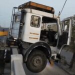 जालंधर में तेज रफ्तार कैंटर फ्लाईओवर से लटका, बड़ा हादसा टला