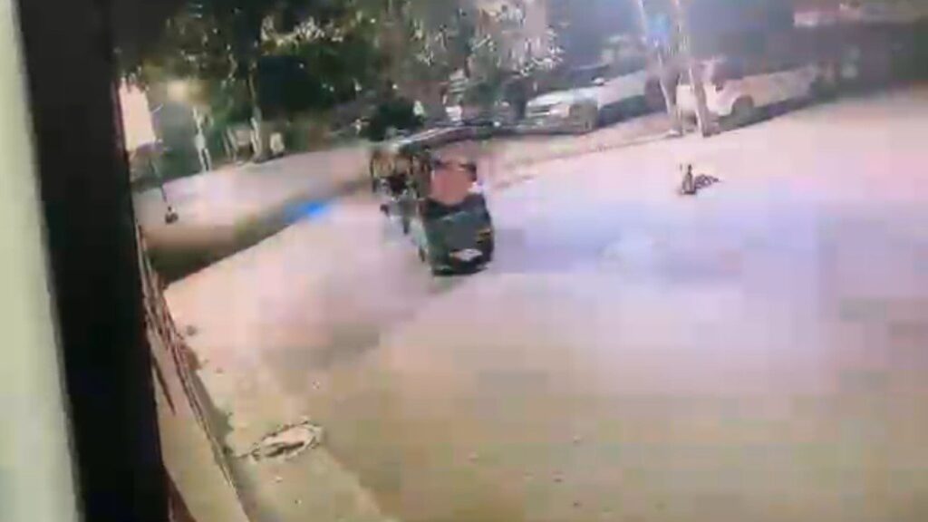 बीजेपी नेता मनोरंजन कालिया के घर हुए हमले का CCTV वीडियो आया सामने, ई-रिक्शे से फेंका गया ग्रेनेड, देखें वीडियो