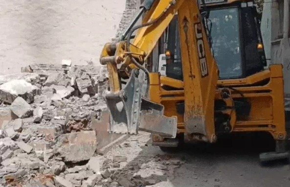 जालंधर में अवैध निर्माण पर एक और बड़ी कार्रवाई, कब्जे के मकान पर चलाया बुलडोजर
