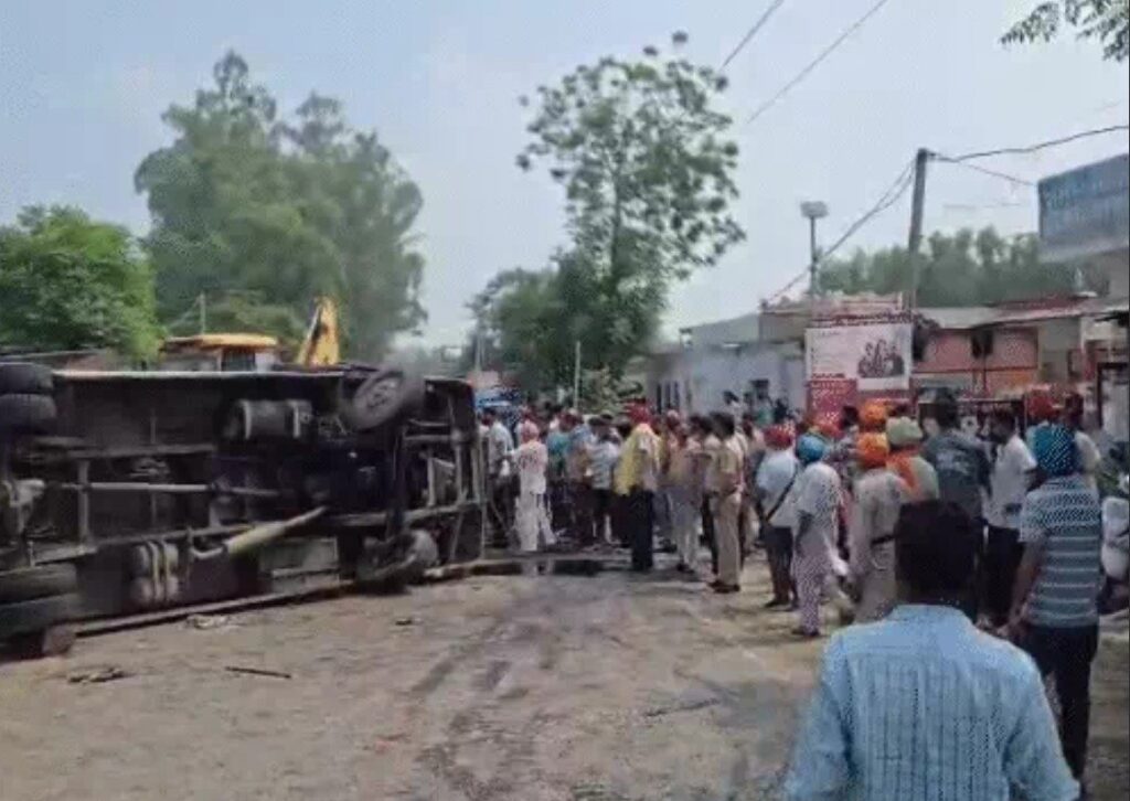 होशियारपुर में भीषण सड़क हादसा: बस और कार की टक्कर में 7 की मौत, 17 से ज्यादा घायल