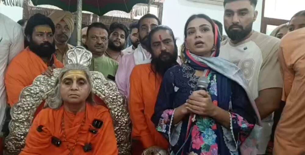 मां काली के वेश पर विवाद के बाद पायल मलिक ने मंदिर पहुंचकर मांगी माफी