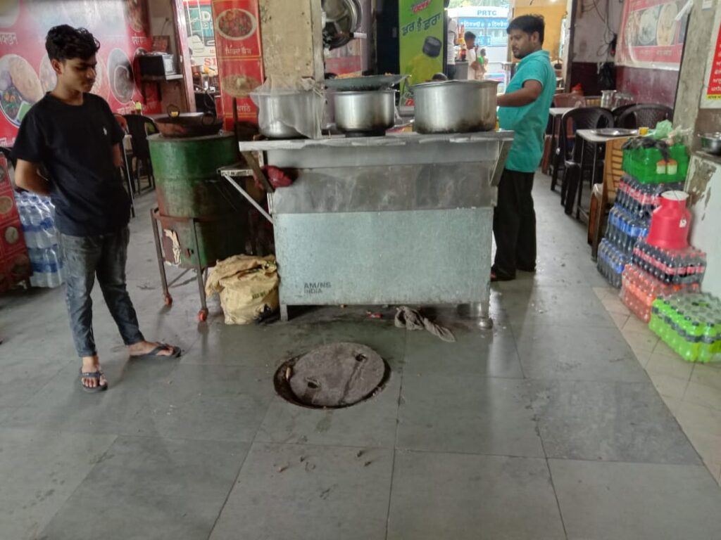 जालंधर बस स्टैंड पर हादसों को न्यौता देते खुले और टूटे ढक्कन, यात्री परेशान