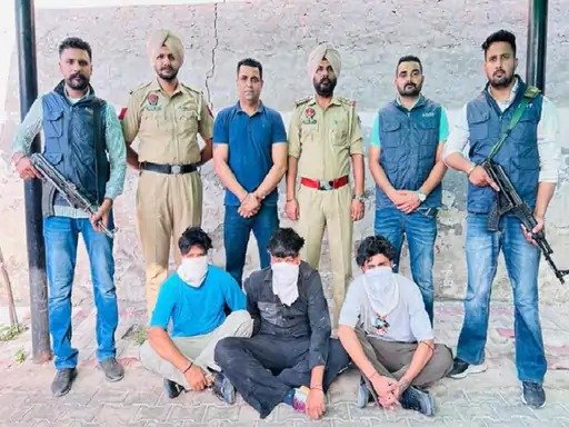 पंजाब पुलिस ने तीन भगोड़े गैंगस्टरों को हथियारों और हेरोइन समेत दबोचा