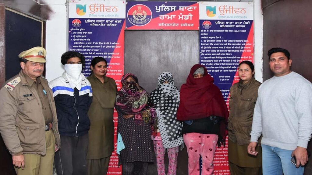 हनी ट्रैप के जरिए लोगों को ब्लैकमेल करने वाले गिरोह का भंडाफोड़, तीन महिलाएं गिरफ्तार !