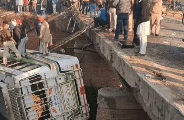 पंजाब में बड़ा हादसा : ट्रक से टक्कर के बाद बस नाले में गिरी, 5 की मौत, 30 घायल