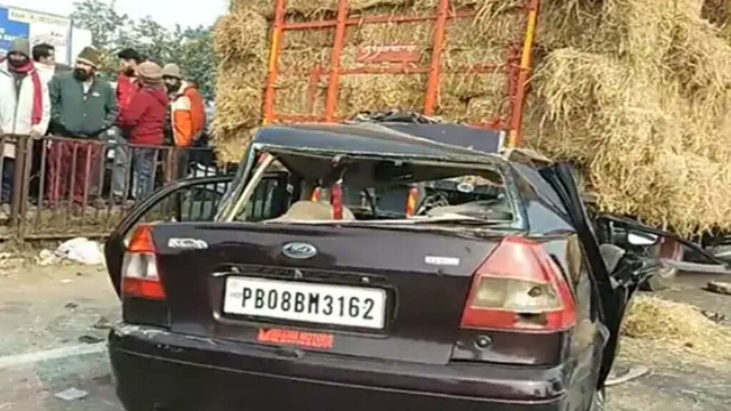 जालंधर में भयानक सड़क हादसा, ट्रॉली में घुसी बेकाबू कार, महिला समेत 3 लोगों की मौत, पढ़ें