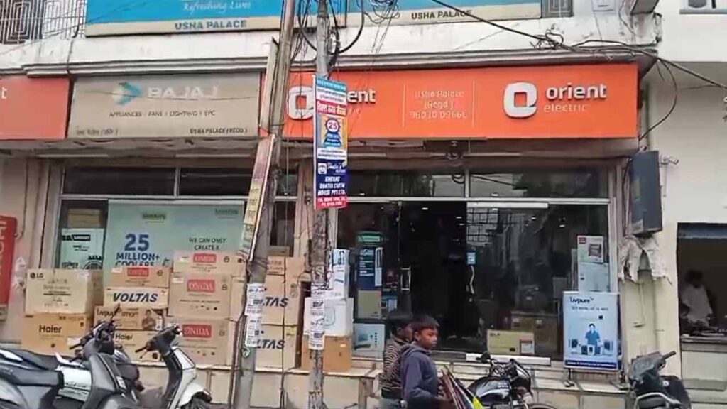 जालंधर : थाने से 200 मीटर की दूरी पर इलेक्ट्रॉनिक शोरूम में लाखों की चोरी !
