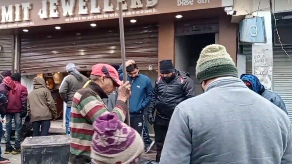 Jalandhar में चोरी की बड़ी वारदात, चोरों ने ज्वेलर्स की दुकान से साफ किए लाखों के गहने, पढ़ें