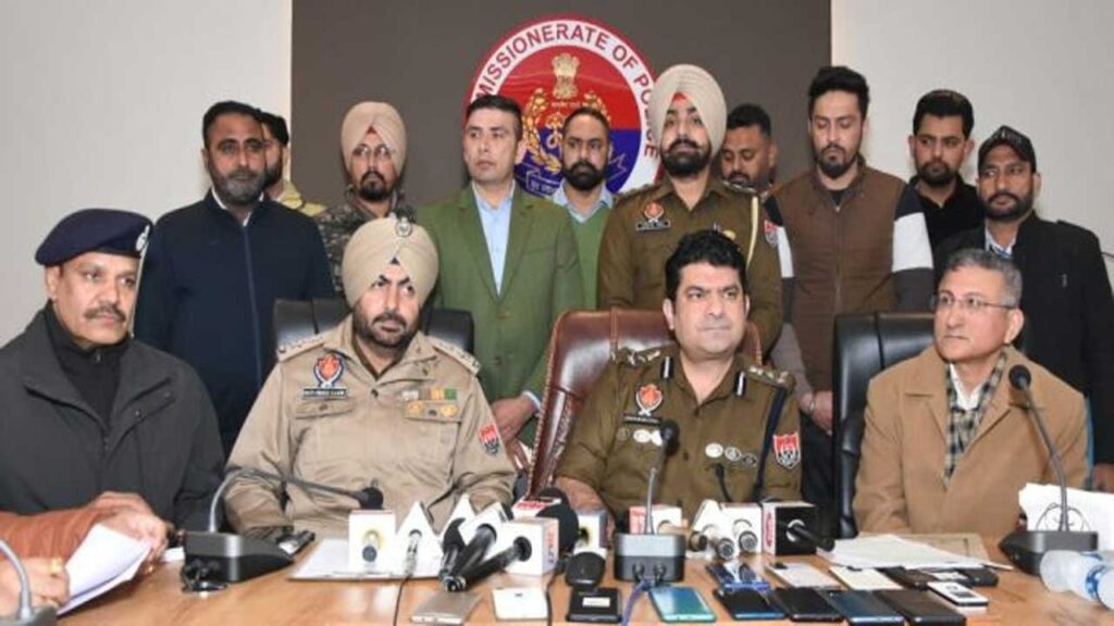 पुलिस को मिली बड़ी कामयाबी, 20 वारदातों को अंजाम देने वाले 03 आरोपी काबू , बोलैरो गाड़ी और 15 मोबाईल बरामद, पढ़ें
