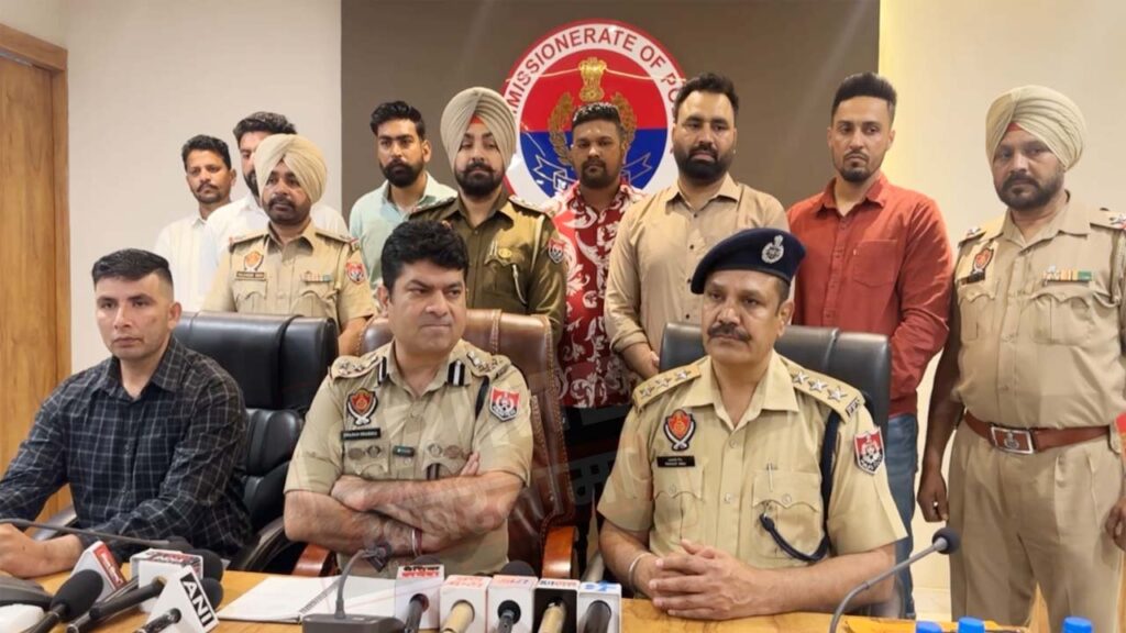 कमिश्नरेट पुलिस ने नशा तस्करी और हथियारों की सप्लाई करने वाले दो गैंग के 05 आरोपियों को किया काबू , भारी मात्रा में अवैध हथियार और नशा बरामद, पढ़ें