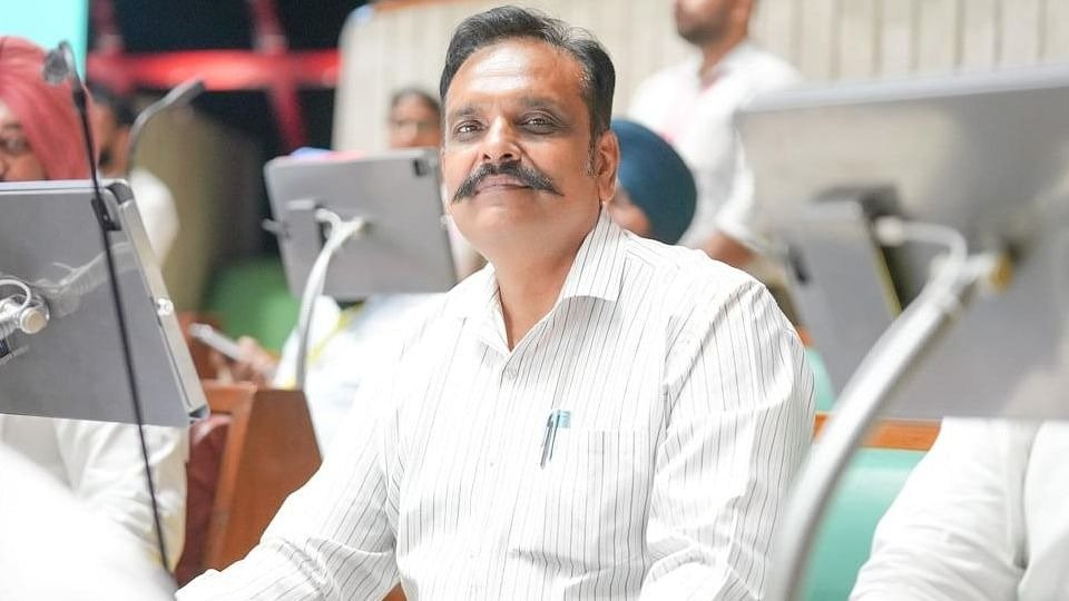 AAP का बड़ा एक्शन, विधायक कुंवर विजय प्रताप सिंह को 5 साल के लिए किया सस्पेंड