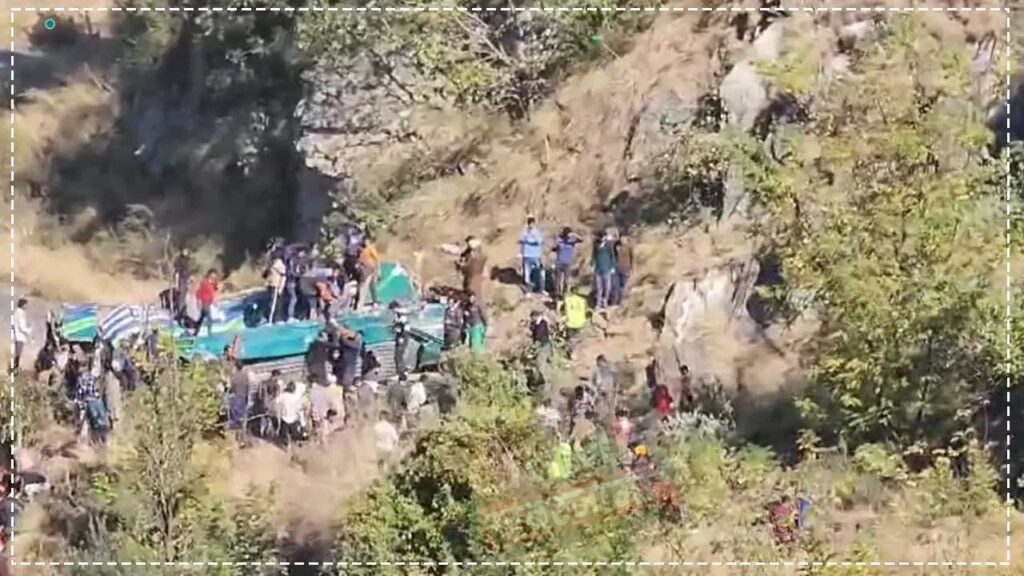 जम्मू में भयंकर हादसा, 300 फ़ीट गहरी खाई में गिरी यात्रियों से भरी बस, इतने लोगों की मौत !