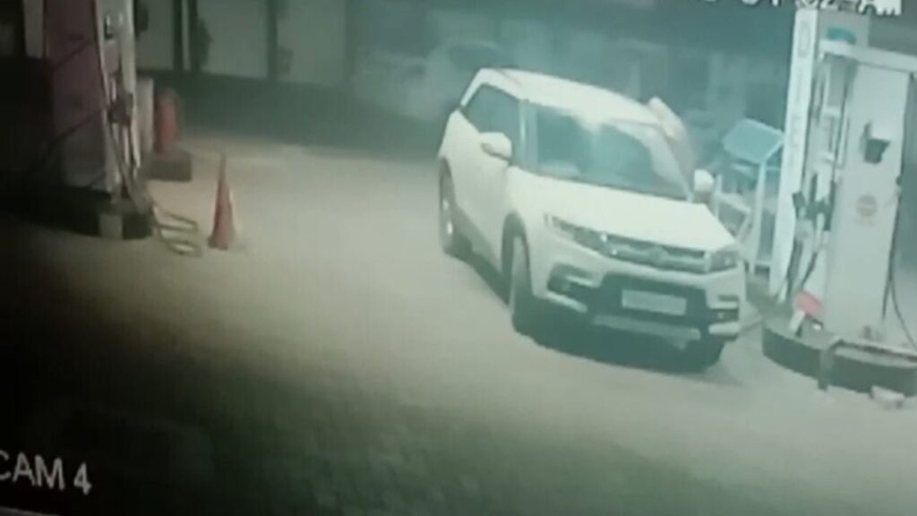 जालंधर में पेट्रोल पंप पर लूट, लुटेरों ने गन पॉइंट पर लूटी कार, घटना सीसीटीवी में कैद
