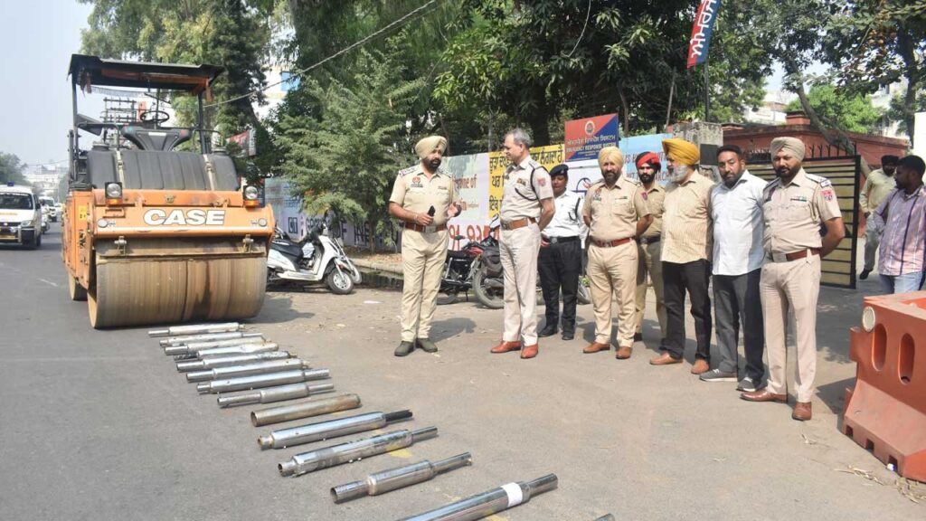 कमिश्नरेट पुलिस ने संशोधित साइलेंसर पर कसा शिकंजा,  साइलेंसर को बुलडोजर द्वारा किया नष्ट