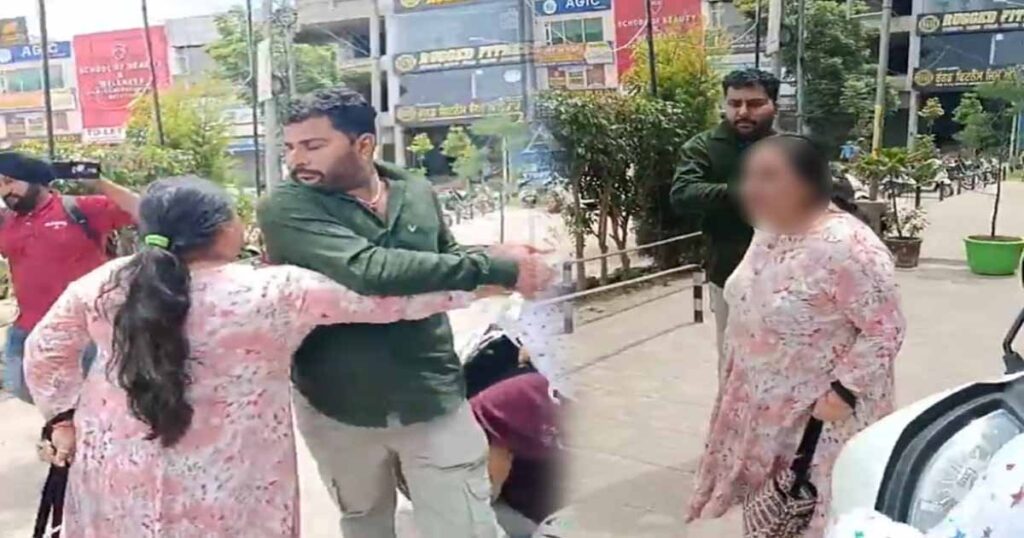 जालंधर में पति को प्रेमिका संग रंगरलियां मनाते पत्नी ने पकड़ा रंगेहाथ, फिर जो हुआ…….