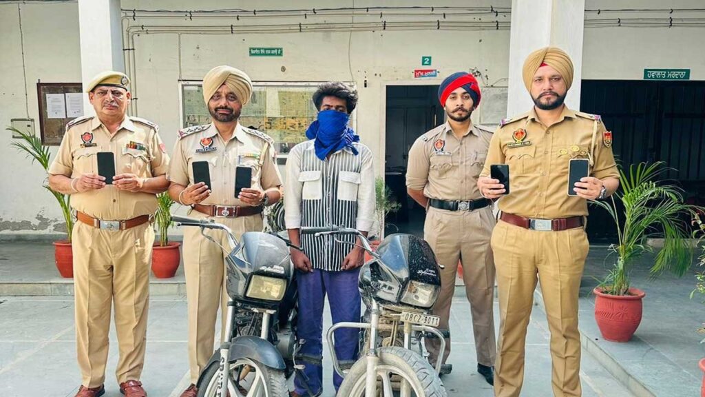 कमिश्नरेट पुलिस ने लूटपाट करने वाले गिरोह का किया भंडाफोड़, मोटरसाइकिल, मोबाइल व हथियार के साथ तीन गिरफ्तार