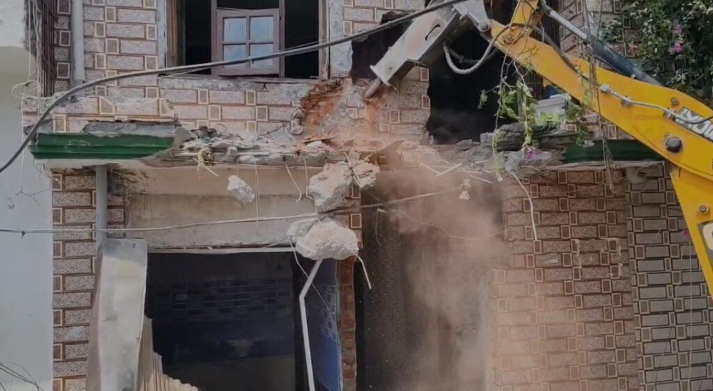 जालंधर में नशा तस्करों के मकानों पर चला बुलडोजर, महिला तस्कर समेत दो के घर ढहाए