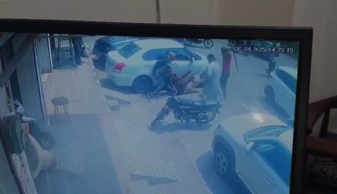 जालंधर में दिनदहाड़े युवक पर जानलेवा हमला, हालत गंभीर, देखें CCTV