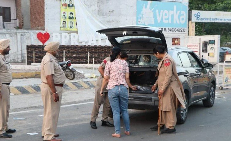 जालंधर: त्योहार और पंचायत चुनाव को लेकर पुलिस प्रशासन ने शहर में की विशेष नाकाबंदी