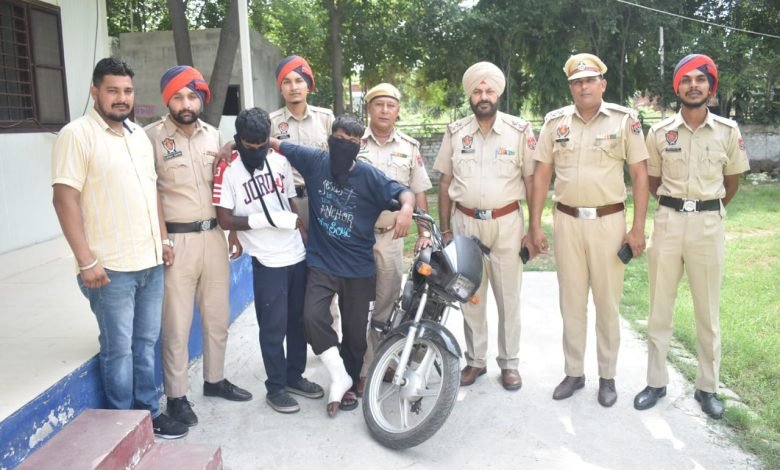 जालंधर: कमिश्नरेट पुलिस ने चोरी के दो मोटरसाइकिल और तीन मोबाइल फोन सहित 2 स्नैचरों को लिया काबू
