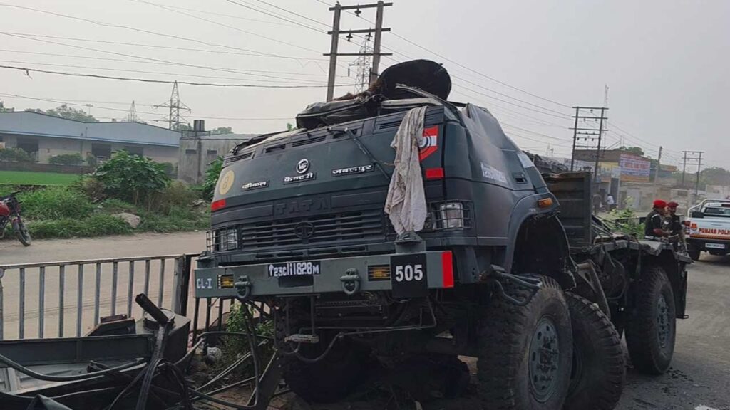 जालंधर में बड़ा हादसा, हाइवे पर पलटा आर्मी का ट्रक, 5 जवान घायल !