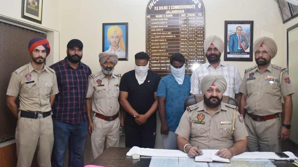फर्जी वीजा के जरिए लोगों को ठगने वाले गिरोह का भंडाफोड़, 26 लाख कैश और पांच पासपोर्ट सहित दो काबू