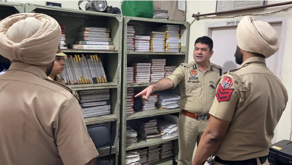 जालंधर: CP स्वप्न शर्मा ने कई पुलिस थानों में की अचनचेत चैकिंग