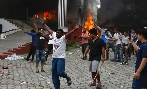 नेपाल में हिंसा भड़की, राष्ट्रपति के आवास पर हमला, प्रदर्शनकारियों ने हिल्टन होटल में आग लगाई, कई मंत्रियों ने दिया इस्तीफा