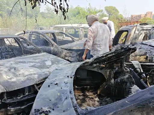 मोहाली के फोर्टिस अस्पताल के पास पार्किंग में लगी भीषण आग, थाने की केस प्रॉपर्टी की कारें जलकर खाक