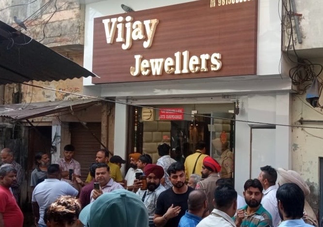 जालंधर में सुबह-सुबह लूट की बड़ी वारदात, पिस्तौल के बल पर लुटेरों ने ज्वैलर को बनाया निशाना