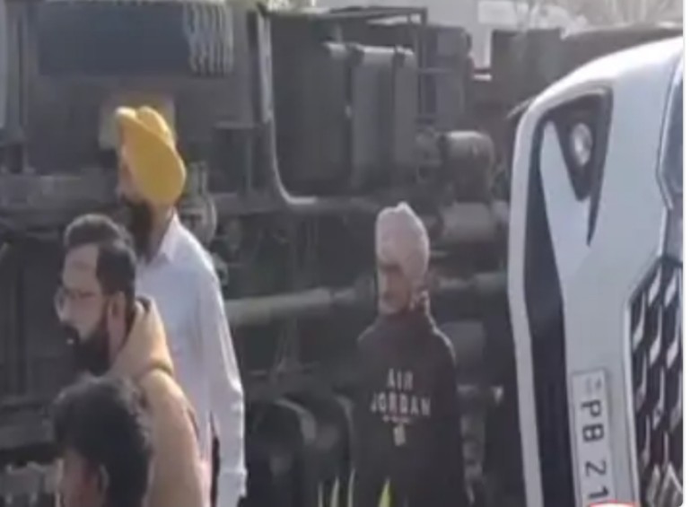 जालंधर में आर्मी ट्रक और कार में भीषण टक्कर, बाल-बाल बचे सभी सवार