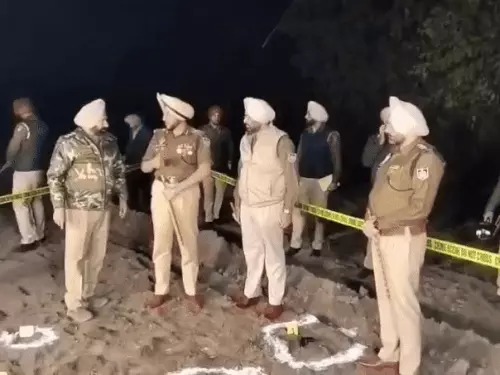 अमृतसर में पुलिस एनकाउंटर, कपड़ों की दुकान पर डकैती करने वाले चार आरोपी गिरफ्तार, एक एनकाउंटर में घायल, हथियार बरामद