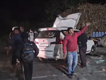 माता चिंतपूर्णी से माथा टेक के आ रहे परिवार के साथ हादसा, गन्ने से लदी ट्रॉली से टकराई कार, 6 घायल 2 की हालत गंभीर