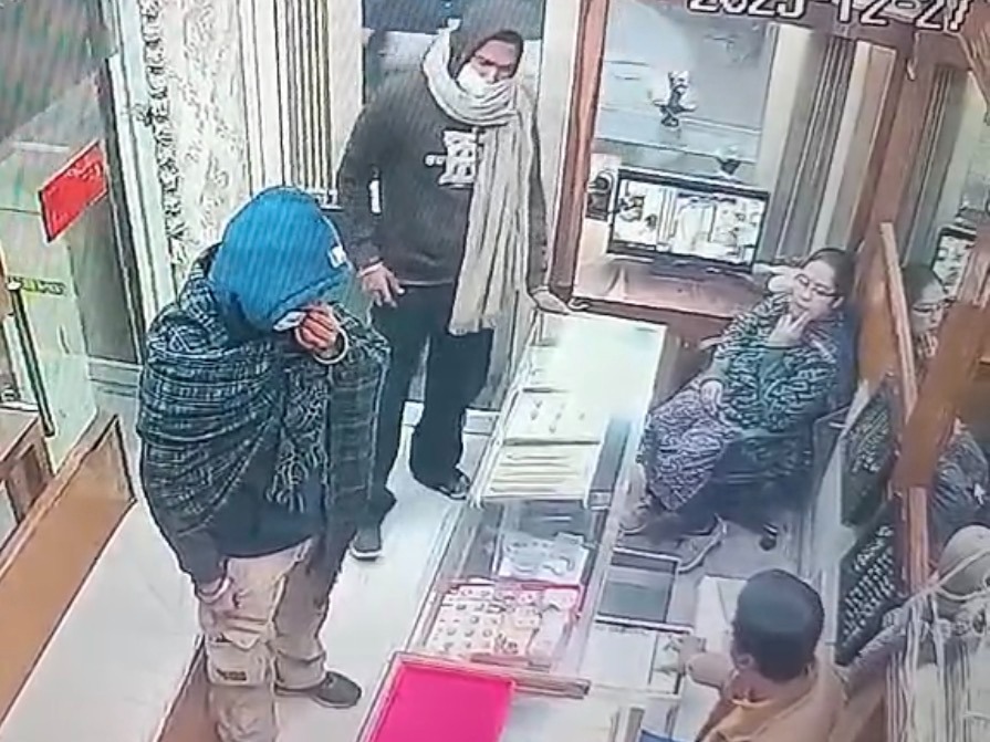 जालंधर में ज्वैलरी शॉप पर हथियारबंद बदमाशों की लूट की कोशिश नाकाम, मालिक की हिम्मत से बदमाश फरार, शीतल अंगुराल और सुशील रिंकू भी मौके पर पहुंचे