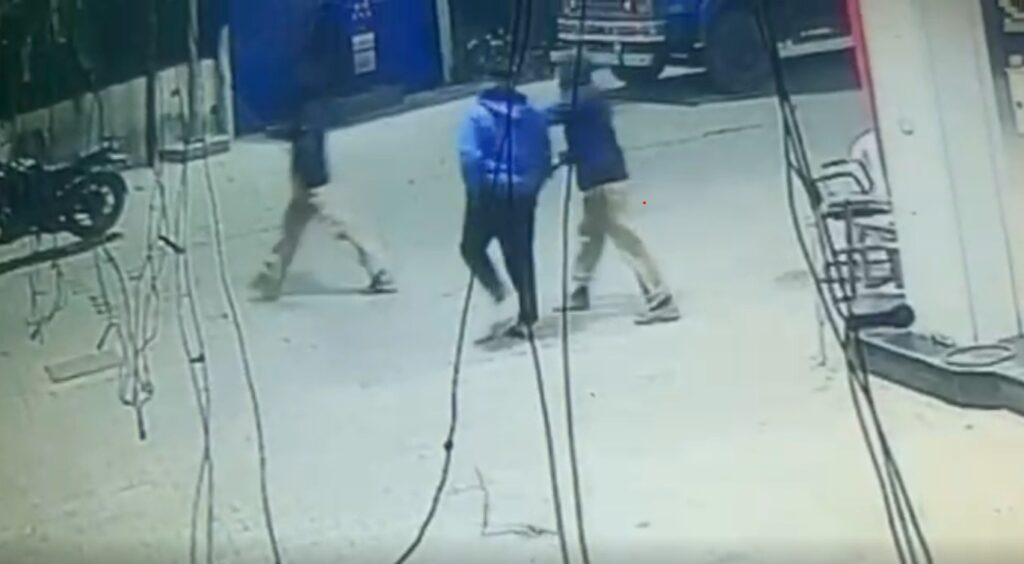 ब्रेकिंग न्यूज़: जालंधर में बंदूक की नोक पर Petrol Pump पर लूट, कर्मचारियों को बंधक बनाकर की वारदात, देखें CCTV