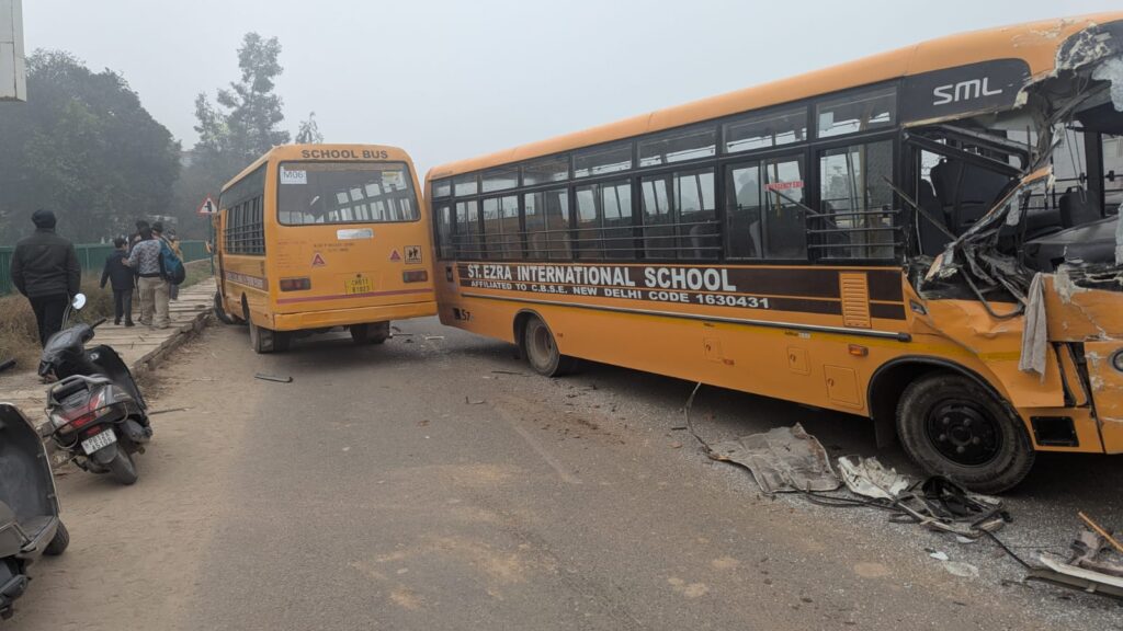 घनी धुंध बनी हादसे की वजह, कुराली-चंडीगढ़ हाईवे पर दो स्कूली बसें टकराईं, ड्राइवर समेत पांच घायल
