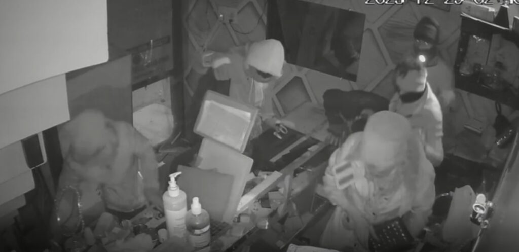 जालंधर में लुटेरों ने ज्वैलरी शॉप को निशाना बनाया, 50 लाख के गहने ले उड़ा नकाबपोश गैंग, लोहे की रॉड से शटर तोड़ा, मिनटों में दुकान खाली