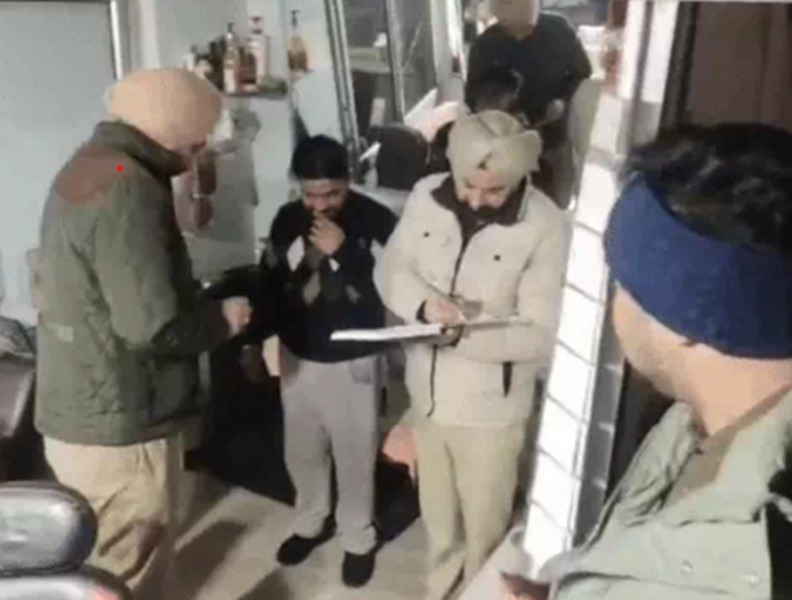 PUNJAB में बदमाशों ने ब्यूटी पार्लर पर की अंधाधुंध फायरिंग, महिला संचालिका घायल