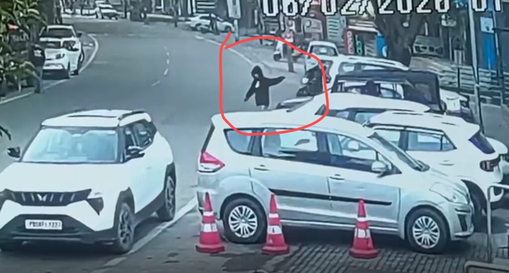 जालंधर के लक्की ओबराय कत्लकांड की CCTV फुटेज आई सामने, देखें कैसे बेखौफ शूटरों ने गुरुद्वारा से निकलते ही की ताबड़तोड़ फायरिंग