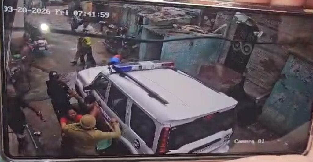 जालंधर में पुलिस की गुंडागर्दी, महिला को बालों से पकड़कर गली में घसीटा, युवक की पिटाई, वीडियो हुई Viral