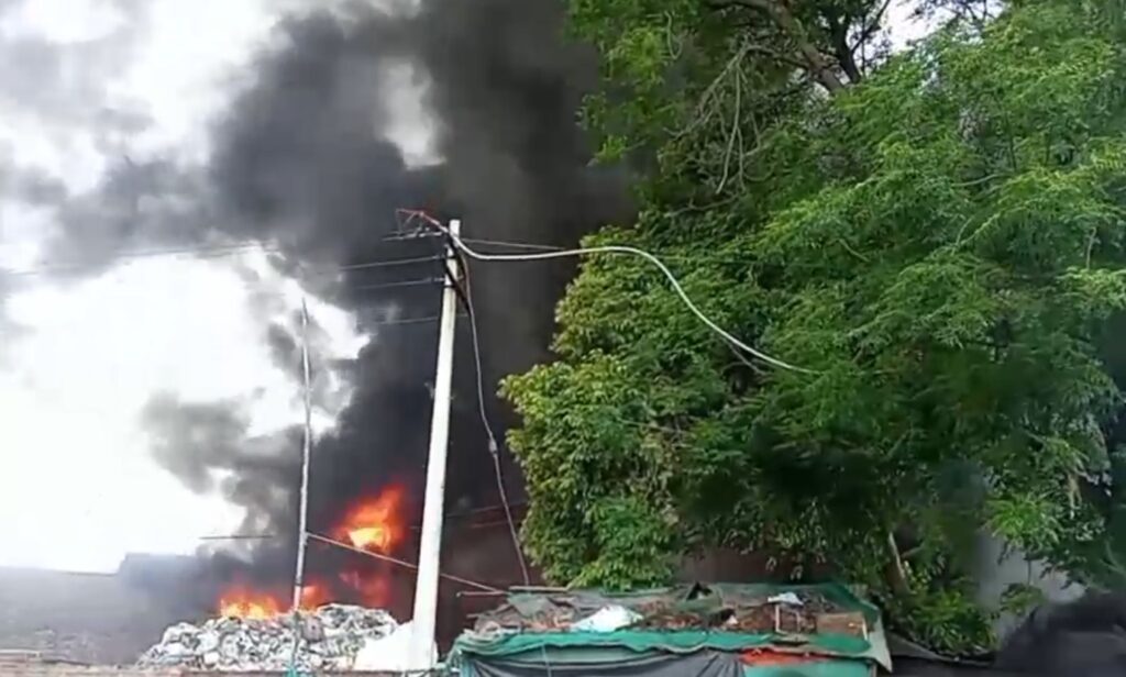 जालंधर में कबाड़ गोदाम में लगी भयानक आग, आसपास की कई झुग्गियां जलकर खाख, इलाके में धुएं का गुबार, देखें वीडियो