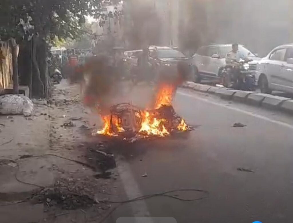 जालंधर के इस मुख्य चौंक पर दो गुटों की भिड़ंत, सरेआम एक्टिवा फूंकी, इलाके में दहशत