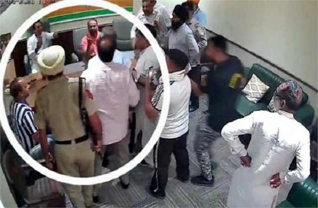 ED रेड के विरोध में प्रदर्शन के दौरान, AAP विधायक और BJP प्रधान में हाथापाई, बीजेपी दरफ्तर में घुसे विधायक और कार्यकर्ता, देखें वीडियो